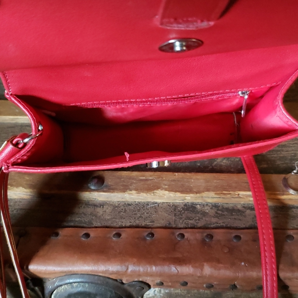 Cute Red Crossbody (bin 5) - Picture 5 of 7